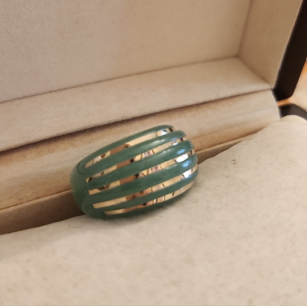 14kt GOLD  GREEN JADE RING SIZE 8